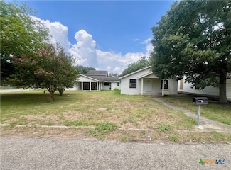 1902 N Mcleod St, Cuero, TX 77954