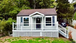 765 Meadow Rd, Smithtown, NY 11787