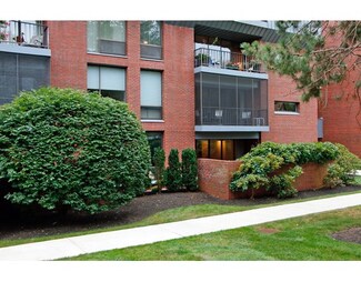 85 Grove St Unit 111, Wellesley, MA 02482