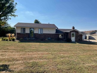 3409 Meadowlark Ln, Winfield, KS 67156