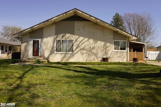 39660 Prentiss St, Harrison Township, MI 48045