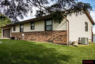 22305 Lakewood Dr, Madison Lake, MN 56063