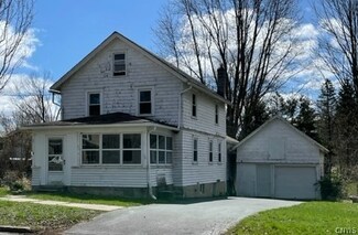 51 W Elizabeth St, Skaneateles, NY 13152