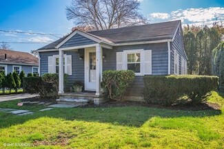 81 William St, South Dartmouth, MA 02748