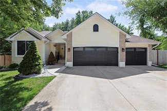 1311 SE Eastridge Cir, Blue Springs, MO 64014