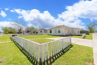 1231 W 7th St, Freeport, TX 77541