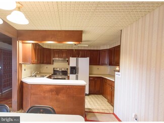 29 Twin Leaf Ln, Levittown, PA 19054