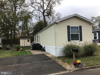 8014 Woodside Dr, Morrisville, PA 19067