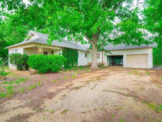 3104 S Main St, Taylor, TX 76574