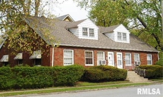 326 N Pine St, Davenport, IA 52802