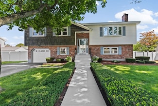 14 Brae Cir, Woburn, MA 01801