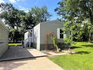 211 Avenue C, Highlands, TX 77562