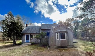 35 Skiffs Ln, Vineyard Haven, MA 02568