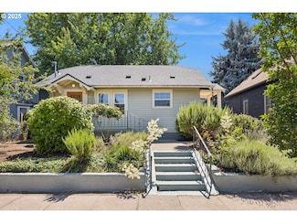 1022 NE Roselawn St, Portland, OR 97211