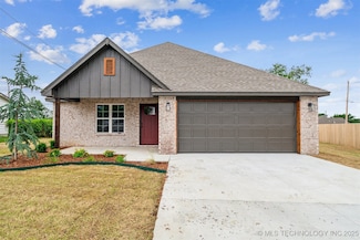 919 E 11th St, Claremore, OK 74017