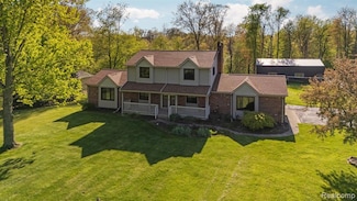14160 Iroquois Woods Dr, Fenton, MI 48430