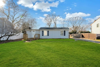 669 East Dr, Lindenhurst, NY 11757