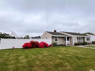 2 Queen St, Hicksville, NY 11801
