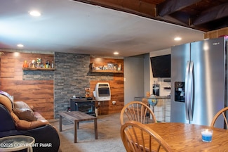 211 Gold Finch Rd, Bushkill, PA 18324