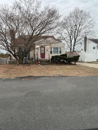 417 N Monroe Ave, Lindenhurst, NY 11757