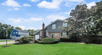 360 Locust Ave, Oakdale, NY 11769