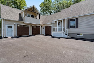 14 Whittier Dr, Seabrook, NH 03874