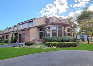 64 Timber Ridge Dr, Holbrook, NY 11741