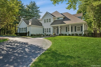 5 Morgan Ln, Locust Valley, NY 11560