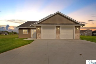 105 Gray Fox Path, Eagle Lake, MN 56024