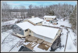 W6476 Midway Rd, Hortonville, WI 54944
