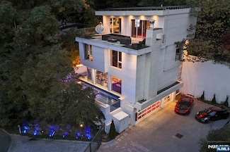 31A Casta Ln, Edgewater, NJ 07020