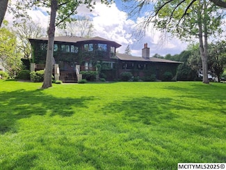 125 N Crescent Dr, Mason City, IA 50401