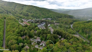 9074 Mountainside Dr, Hancock, MA 01237