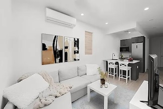 195 Meserole St Unit 2L, Brooklyn, NY 11206