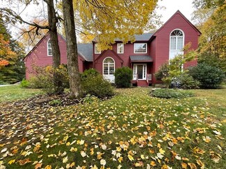 18 Spinning Wheel Dr, Uxbridge, MA 01569
