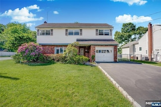 73 White Beeches Dr, Dumont, NJ 07628