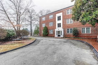 925 S Hanley Rd Unit F, Saint Louis, MO 63105