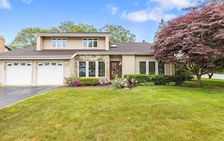 34 Oak Meadow Rd, ComMacK, NY 11725