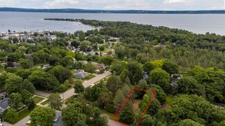 443 W Summit St, Harbor Springs, MI 49740
