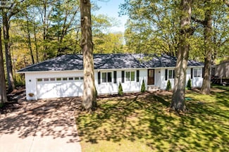 700 Lee Ct, Vermilion, OH 44089