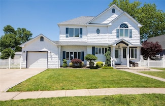 134 W Hampton Rd, Lindenhurst, NY 11757