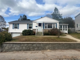 14 Vincenzo Dr, West Warwick, RI 02893