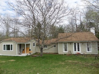 4 Vining St, Plainfield, MA 01070