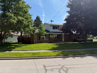 423 Sunshine Ct, Auburn, MI 48611