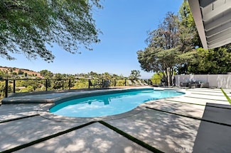 17072 Oak View Dr, Encino, CA 91436
