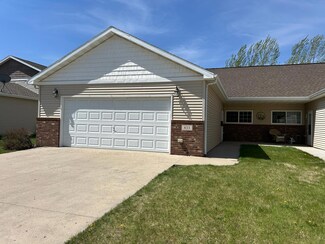 833 35th St S, Moorhead, MN 56560