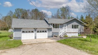 5940 27 5 Rd, Gladstone, MI 49837