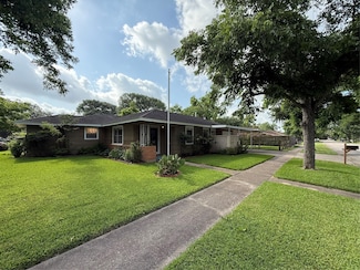 2016 N Tinsley St, Angleton, TX 77515