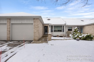 4 Skyline Cir NW, Grand Rapids, MI 49504
