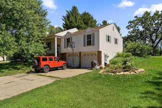 975 Hillcrest Cir, Platteville, WI 53818